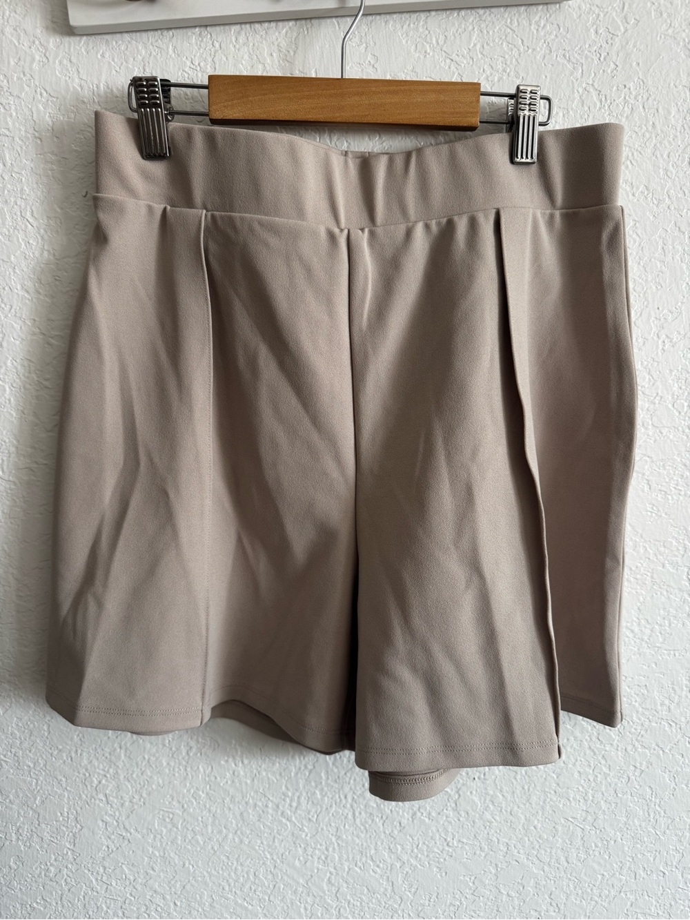 NWT High-Waist Pleated Women’s Shorts - Taupe - Picture 2 of 4